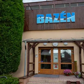 Nerez místo obkladaček, bazén čeká restart