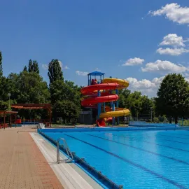 Roboti sekají, bazény září
