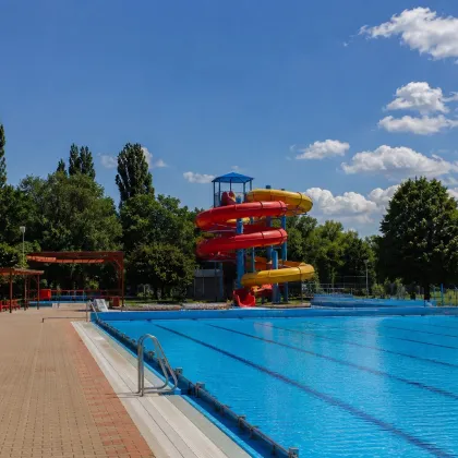 Roboti sekají, bazény září