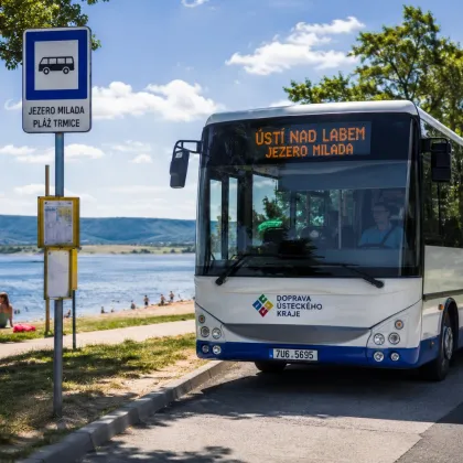 Bezplatný autobus k jezeru opět vyjíždí
