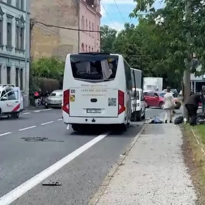Srážka kamionu s autobusem zranila 12 lidí