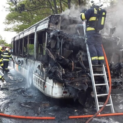 Na Lounsku vzplál autobus