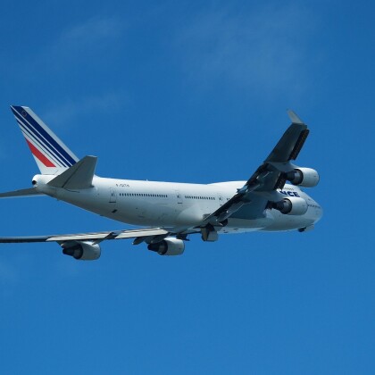 Boeing 747 vypustil u Ústí palivo