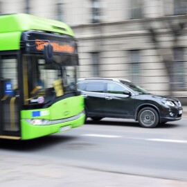 Z trolejbusu za jízdy vyskočil muž i s dítětem