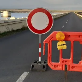 Pozor! Tady teď neprojedete.