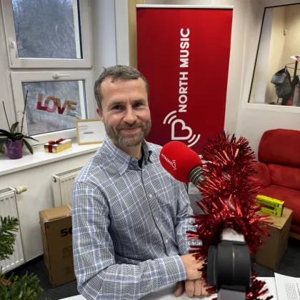 Lidé si na vánočních trzích stěžují na vánoční koledy