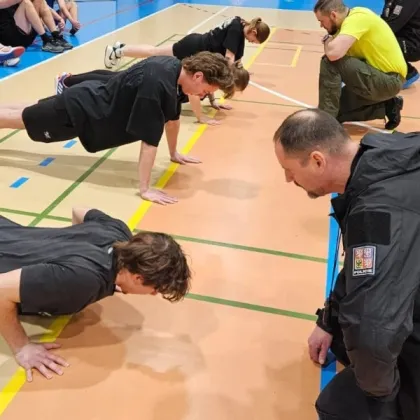 Většina studentů měla fyzičku do uniformy