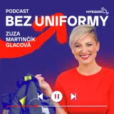 Muž s prstem na spoušti (fotoaparátu)